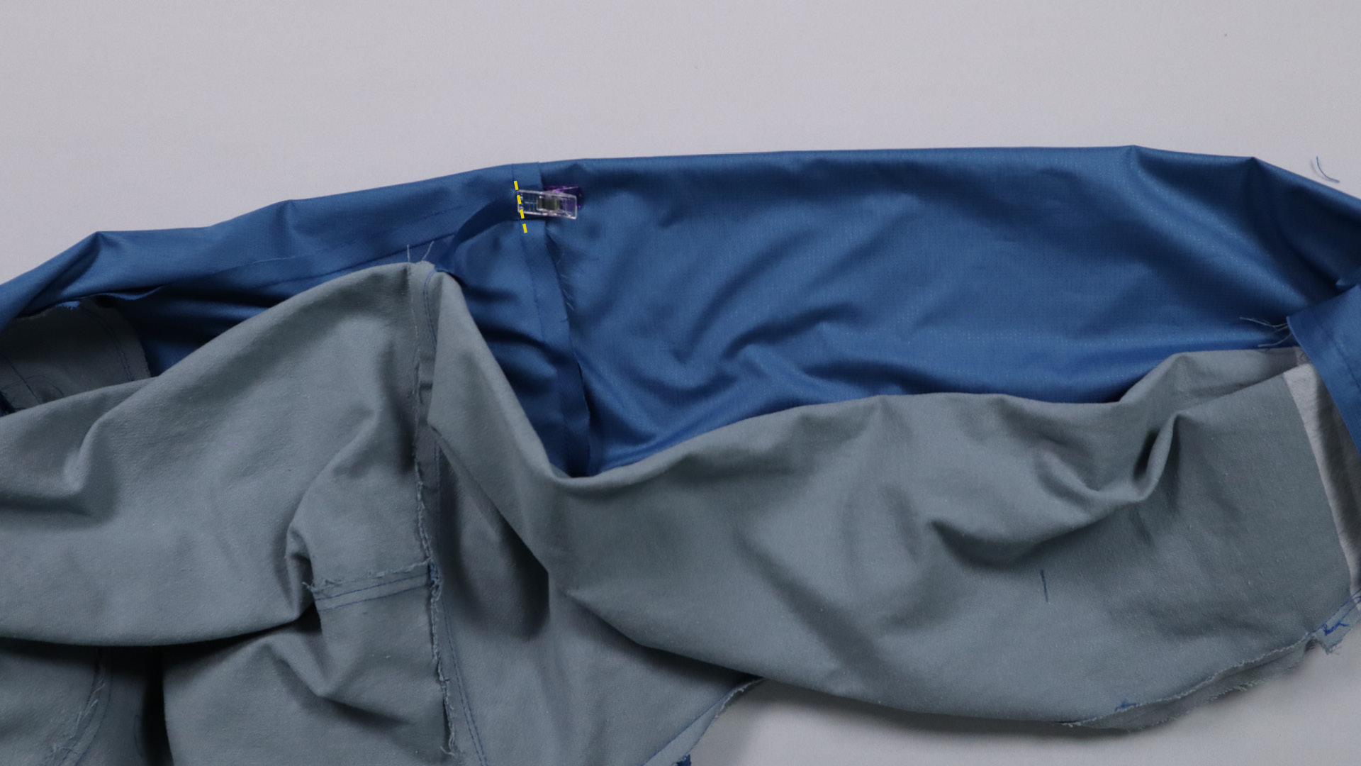 Jacke mit Kapuze nähen - Die Verbindungsstreifen an der Schulternaht werden an die Futterjacke genäht.