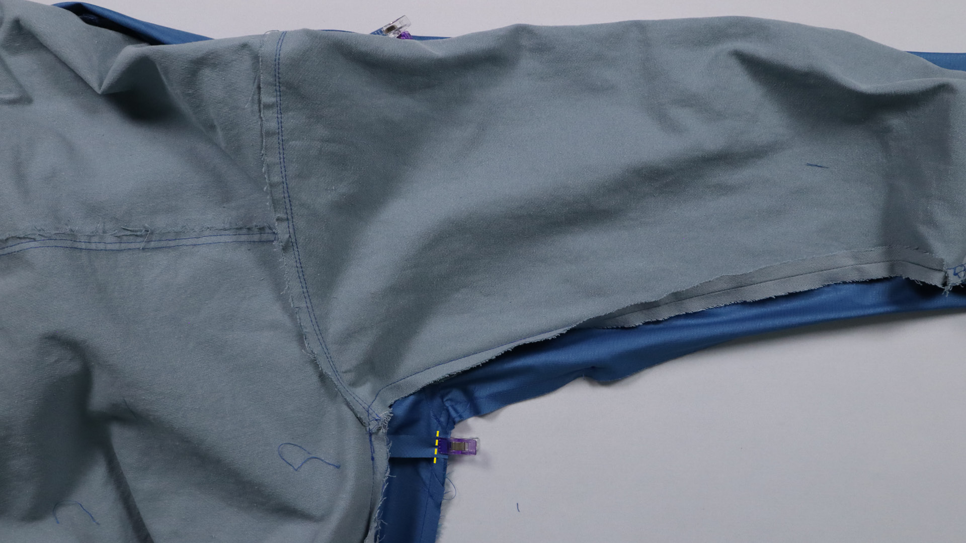 Jacke mit Kapuze nähen - Die Verbindungsstreifen an der Seitennaht werden an die Futterjacke genäht.