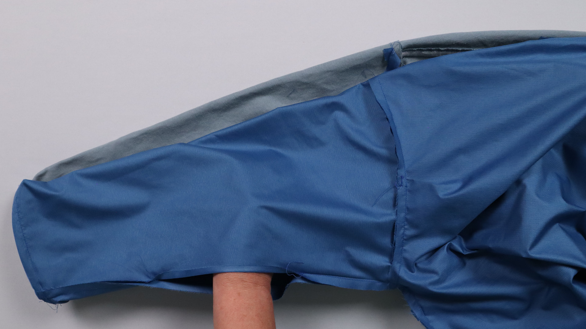 Jacke mit Kapuze nähen - Die Jacke wird gewendet.