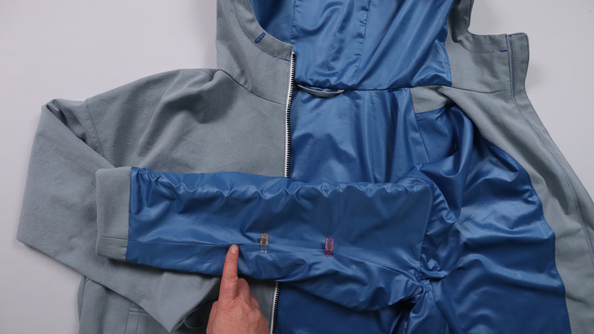 Jacke mit Kapuze nähen - Die Wendeöffnung wird gesteckt.