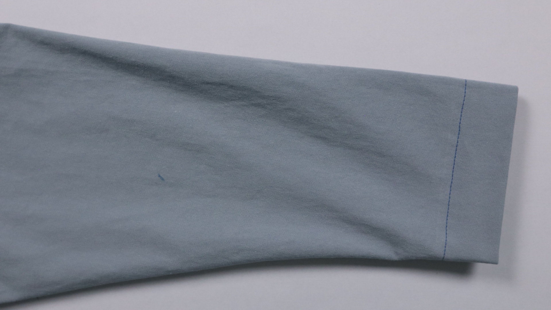 Jacke mit Kapuze nähen - Der Ärmelsaum wird abgesteppt.