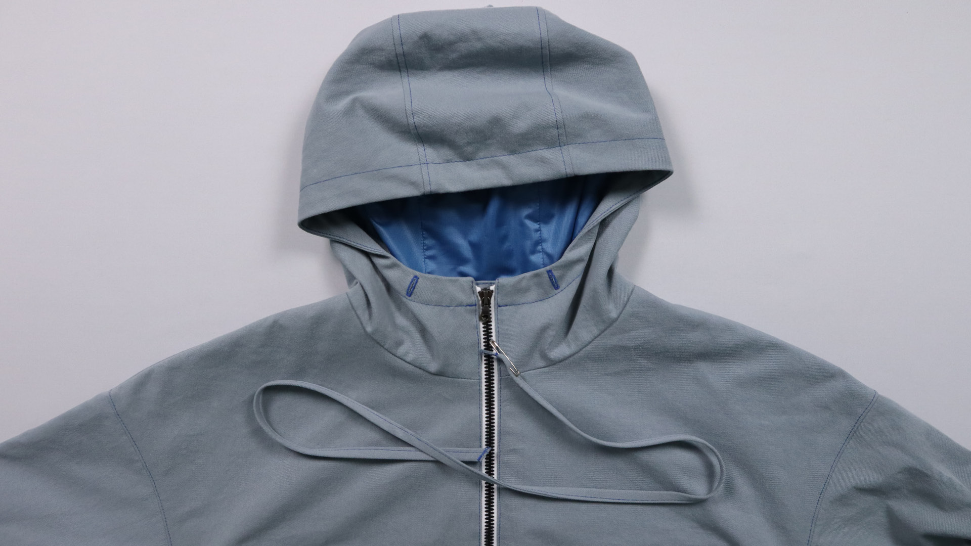 Jacke mit Kapuze nähen - Das Kapuzenband wird eingezogen.