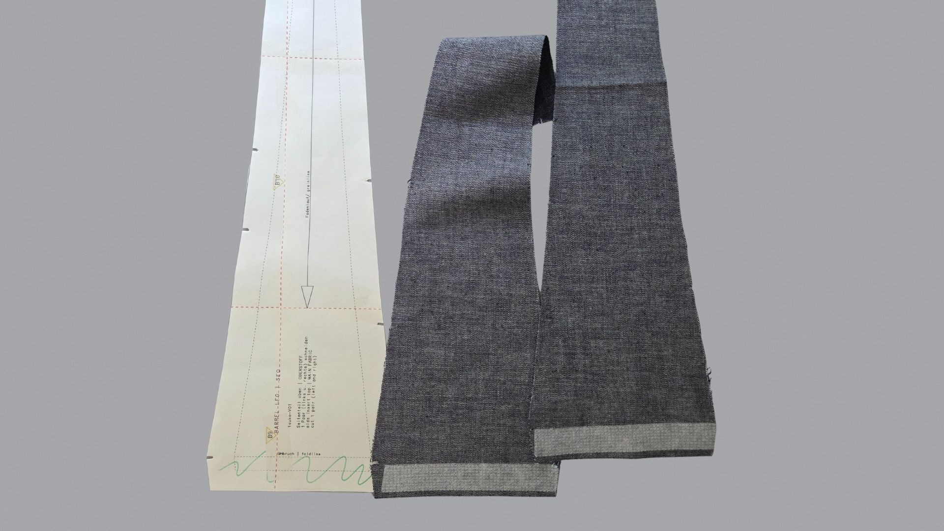 Das Bild zeigt, wie die Klappe der Seitentasche verstärkt wird.