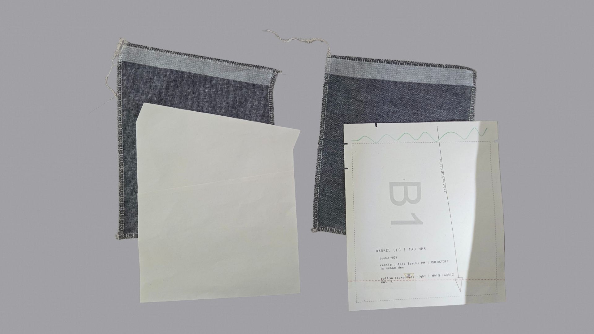 Das Bild zeigt, wie die hinteren Taschen versäubert werden.