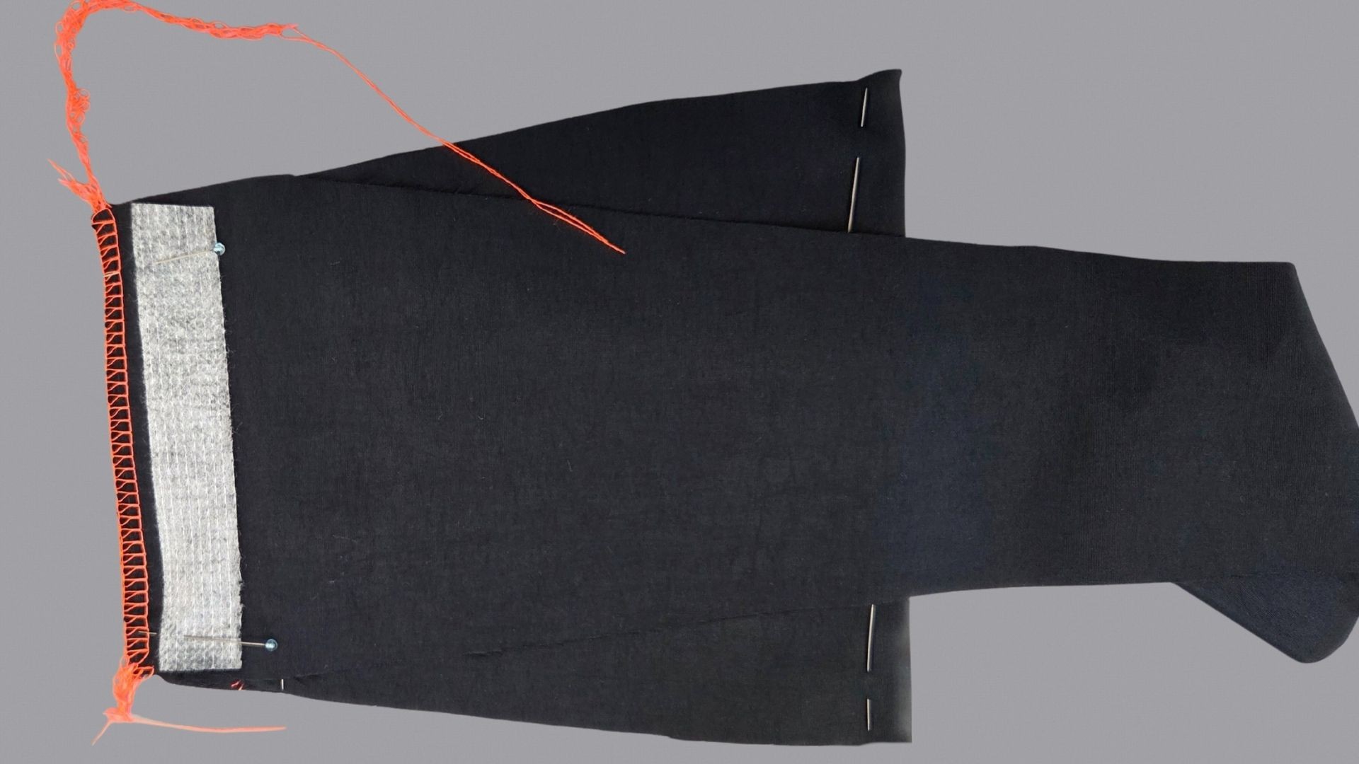 Das Bild zeigt das Nähen der Seitentasche der kurzen Hose.