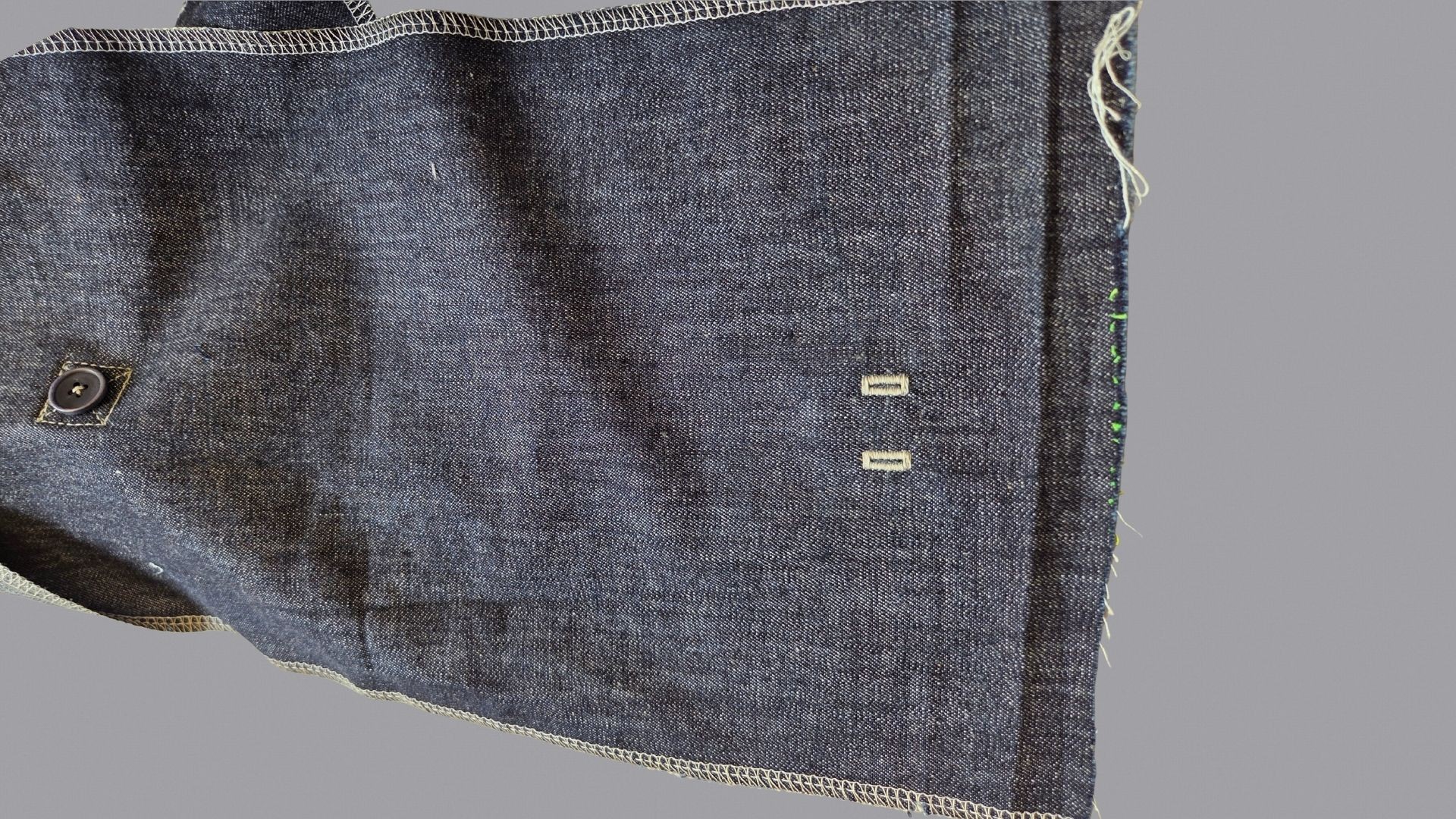 Das Bild zeigt Knopflöcher für Gummikordel im Saum.