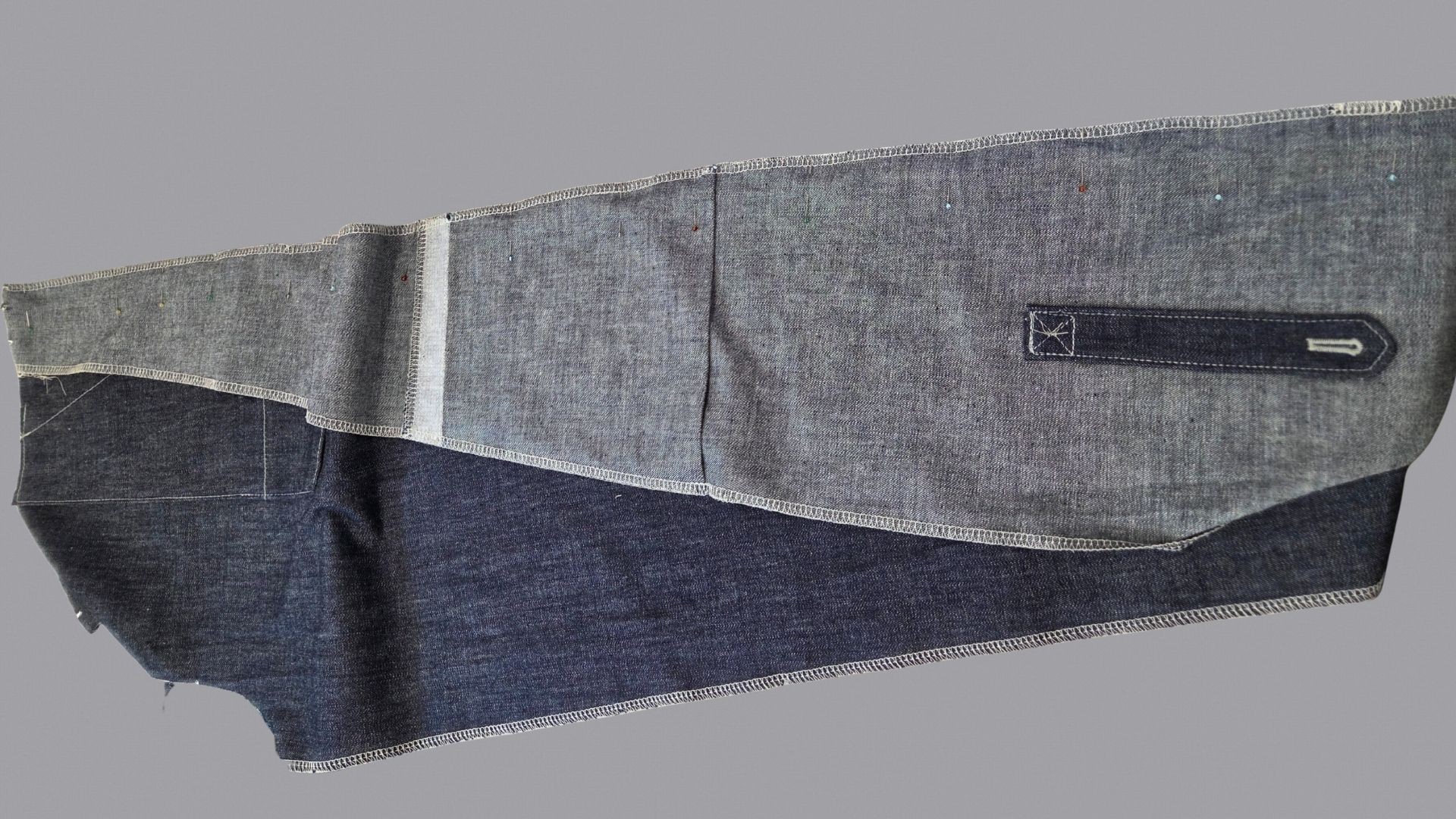 Das Bild zeigt das Annähen des Seitenteils an die Vorderhose.