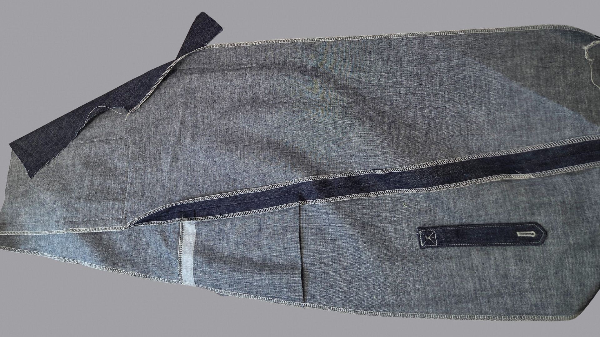 Das Bild zeigt das Ausbügeln der Naht.