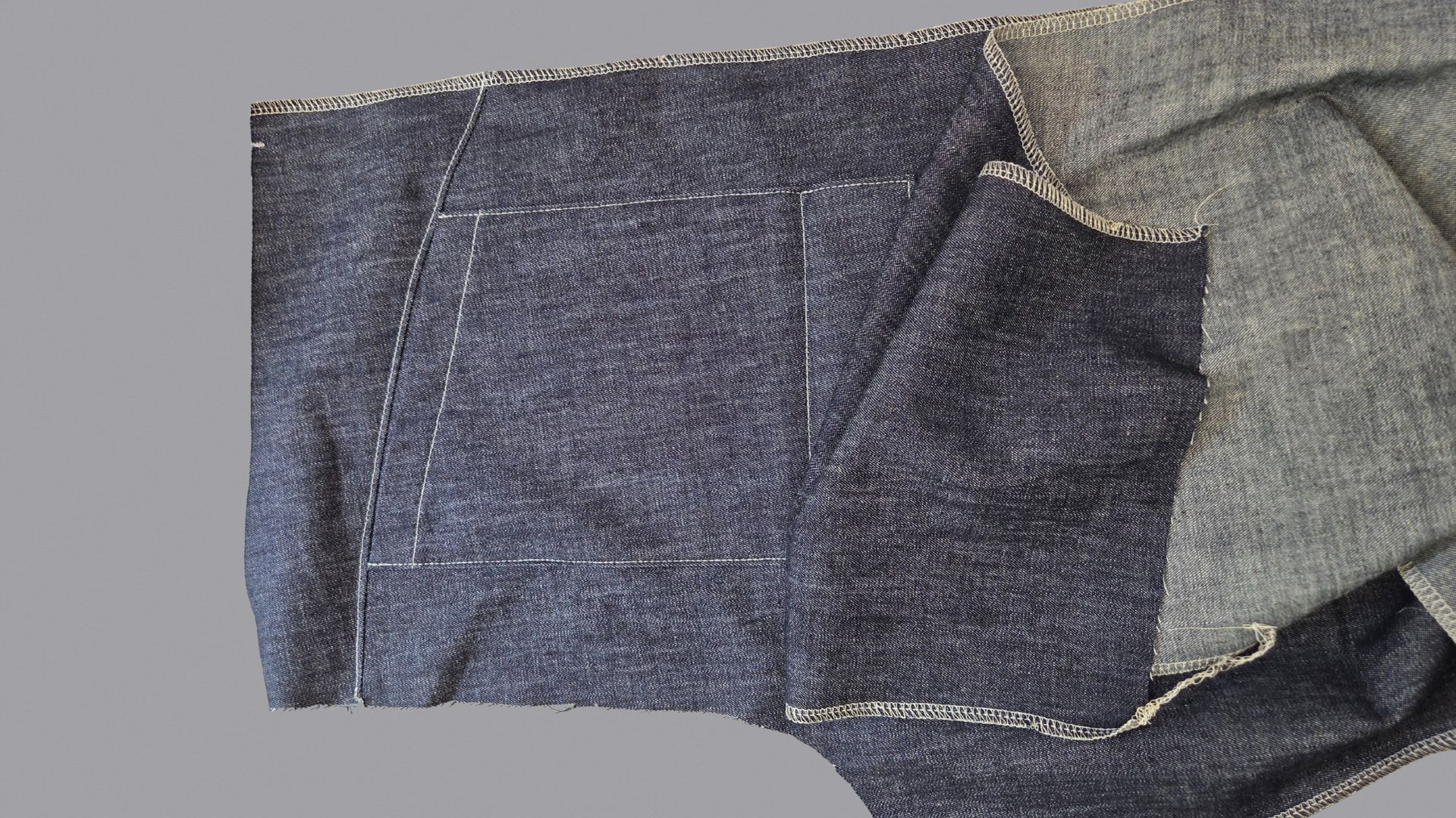 Das Bild zeigt die Hinterhose mit versäuberten Kanten.