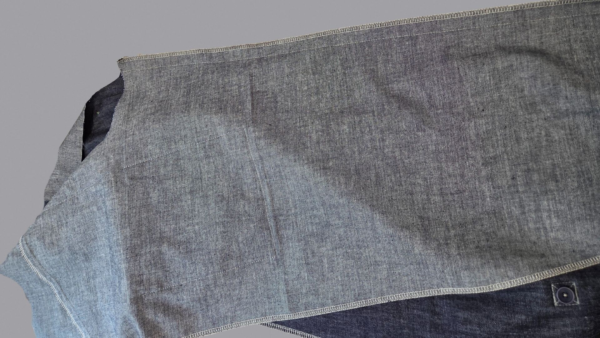 Das Bild zeigt das Annähen der Hinterhose an die Vorderhose.