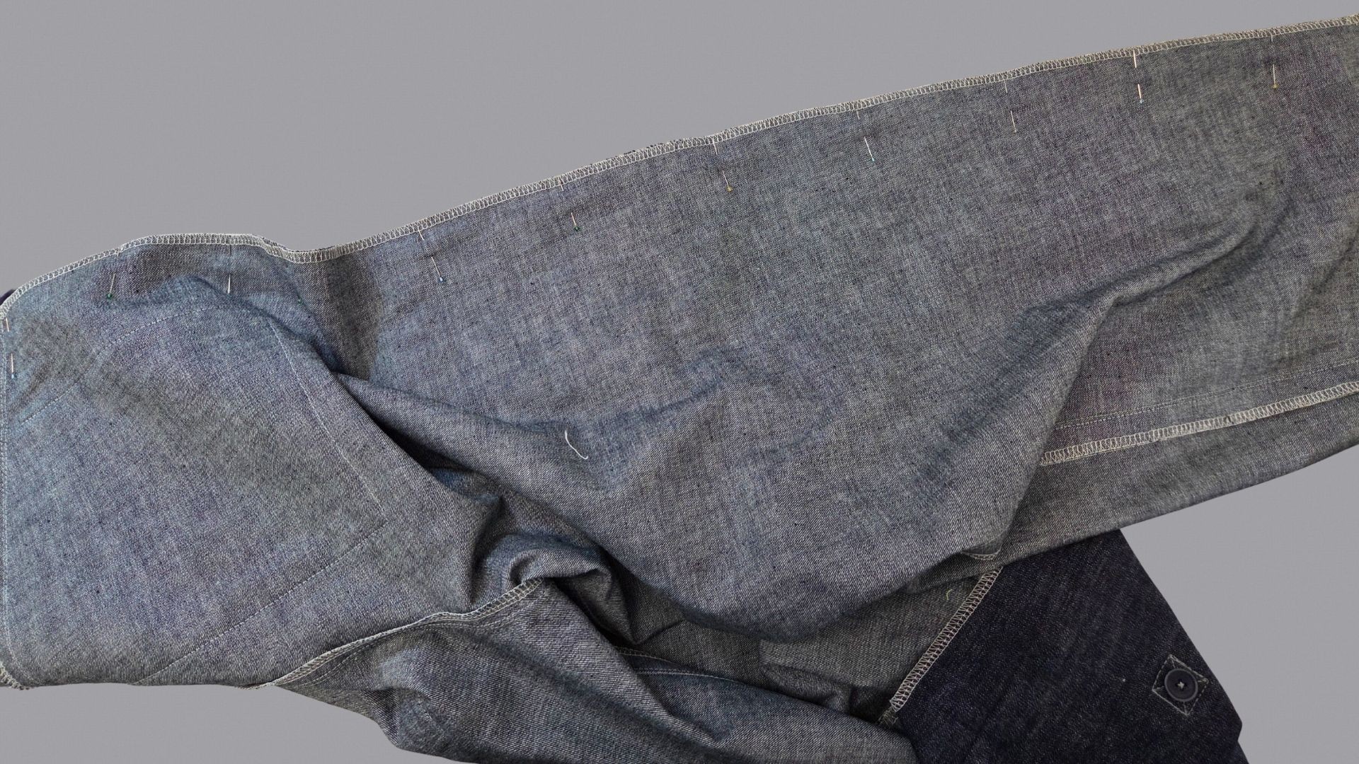 Das Bild zeigt das Annähen der Hinterhose an das Seitenteil.