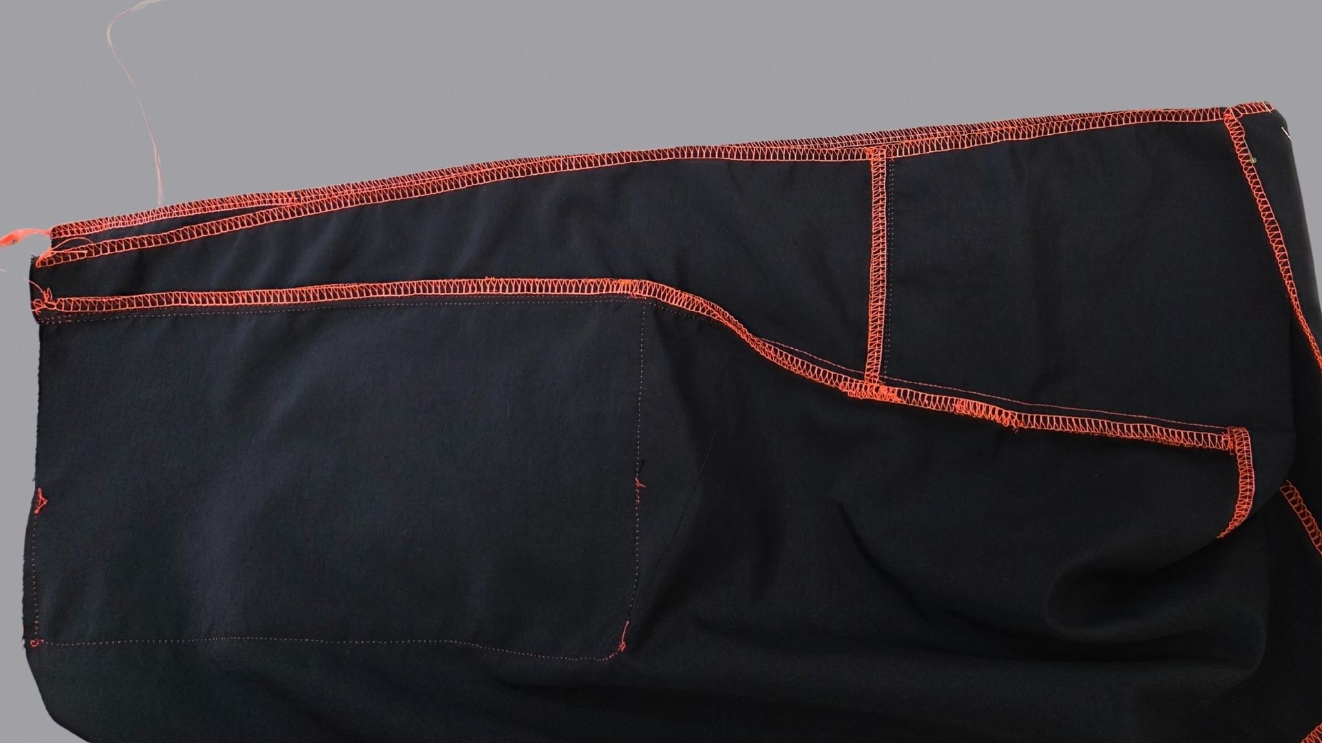 Das Bild zeigt das Annähender Hinterhose an das Seitenteil bei kurzer Hose.