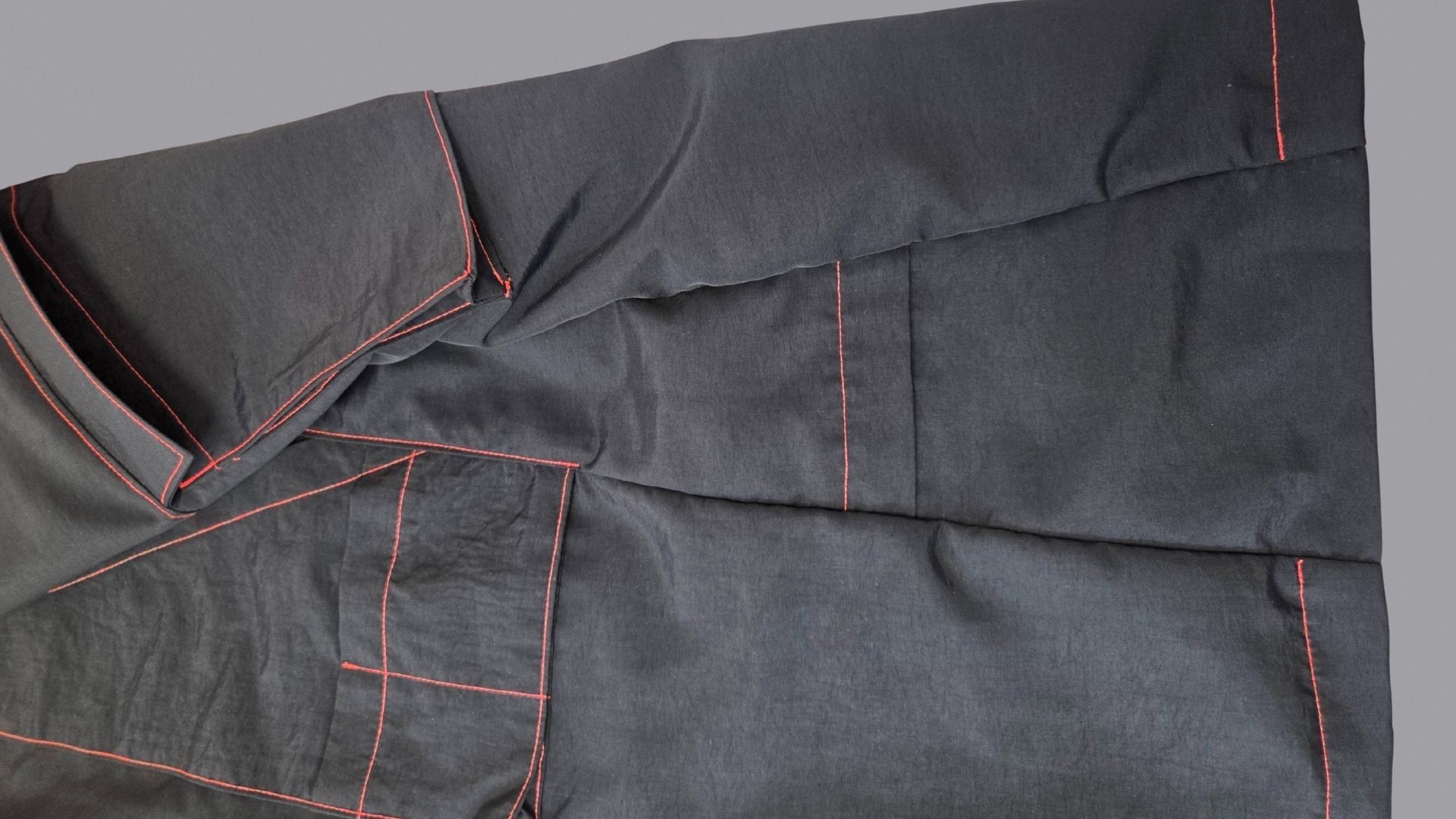 Das Bild zeigt das Absteppen des Saums bei kurzer Hose.