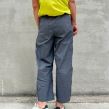 Rueckenansicht-HE02-Easy-barrel-leg-hose-naehen hintere Detailansicht Easy-Barrel-Leg von Tina genäht HE02 nähen