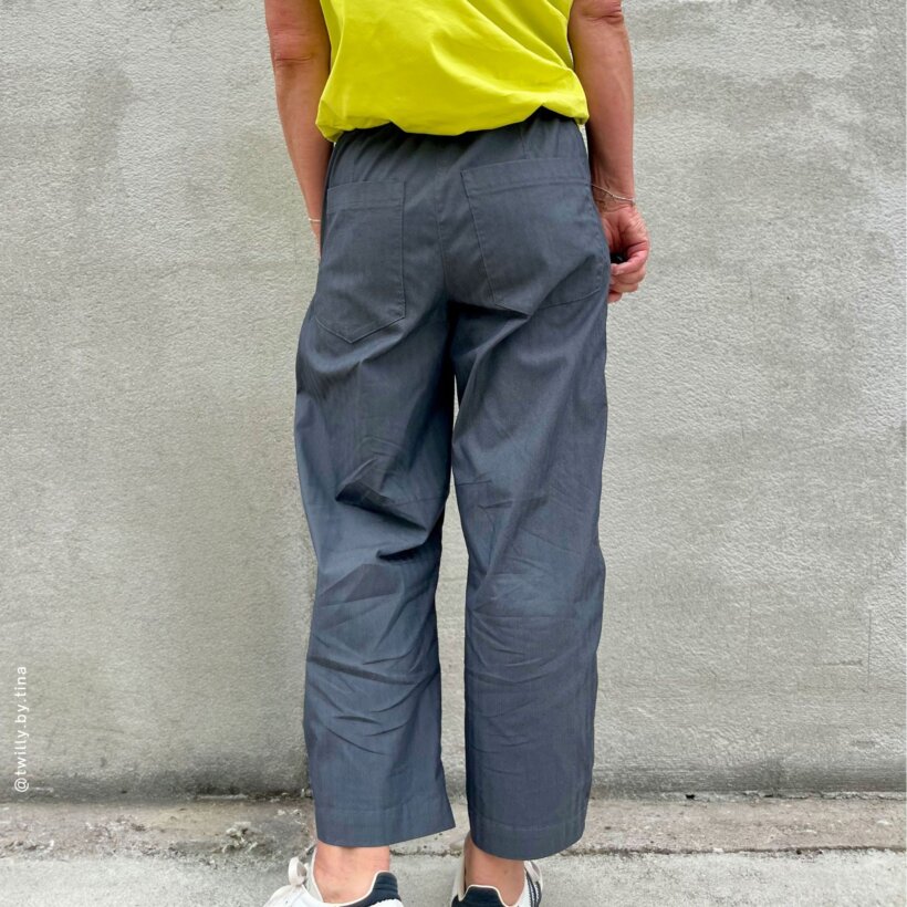 Rueckenansicht-HE02-Easy-barrel-leg-hose-naehen hintere Detailansicht Easy-Barrel-Leg von Tina genäht HE02 nähen