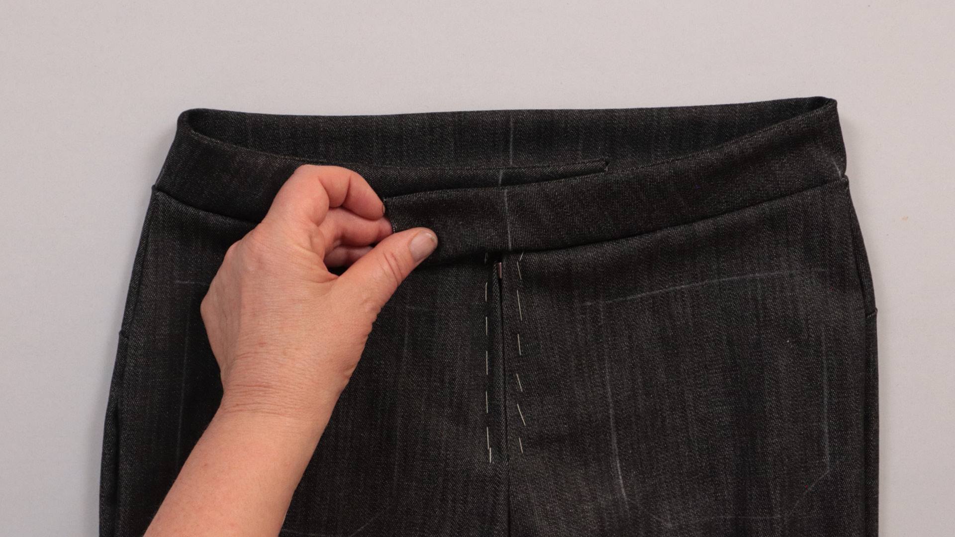 Die Hose ist bereit zur Anprobe.